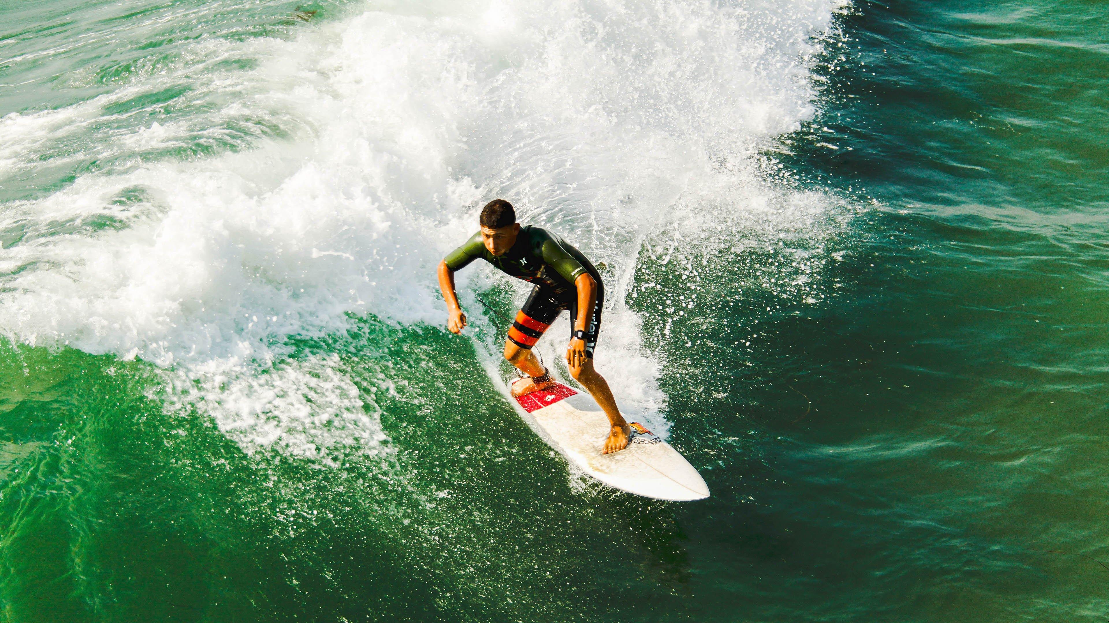 英超争冠白热化,曼城、阿森纳、利物浦三强鼎立,冲刺阶段悬念迭起